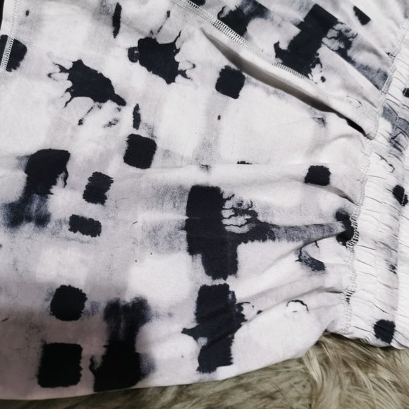 Stylish Black and White Women's Shorts - Picture 10 of 11